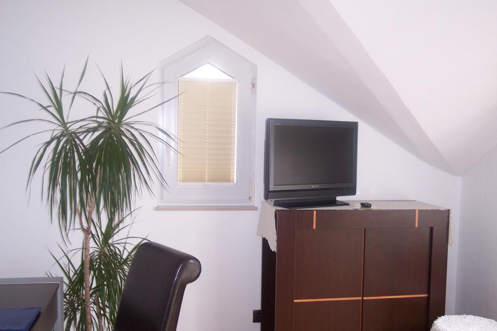 Hotel Garni Zur Bergstrasse Zwingenberg  Zimmer foto